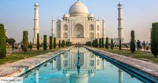TAJ MAHAL - INDE  L'Inde est un pays qui peut être aimé au premier regard ou détesté tout aussi rapidement. Mais à notre avis, tout le monde devrait aller à Agra, la ville où se trouve le Taj Mahal. Selon la légende, c'est un symbole du grand amour de l'empereur moghol pour sa femme décédée en couches. Le magnifique palais construit en marbre et décoré de dizaines de milliers de pierres précieuses fait une impression incroyable, surtout au lever et au coucher du soleil. Bleu7.com