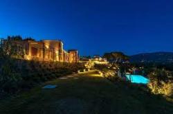 Bleu7.com
In the heart of Tuscany, immersed in a landscape that seems painted.
Resort 37, a 4-star luxury hotel located on the idyllic Tuscan hills immersed in a landscape of unique and incomparable beauty.
