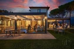 Bleu7.com
In the heart of Tuscany, immersed in a landscape that seems painted.
Resort 37, a 4-star luxury hotel located on the idyllic Tuscan hills immersed in a landscape of unique and incomparable beauty.