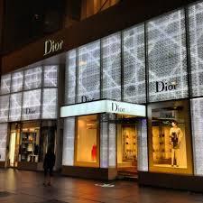 Christian Dior was the designer of dreams. As soon as his House was founded in 1946, and consecrated by the revolution of the New Look, his visionary spirit never ceased to glorify women all over the world. Bleu7.com