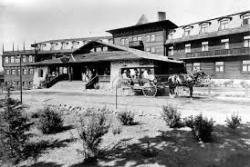 Today, El Tovar retains its elegant charm and is widely considered the crown jewel of Historic National Park Lodges. Located directly on the canyon rim, El Tovar features a fine dining room, lounge, gift shop, and newsstand. Bleu7.com